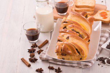 Çikolata parçaları ile börek. 
