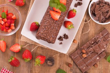 Çikolatalı rulo fındık ve çilek ile. 