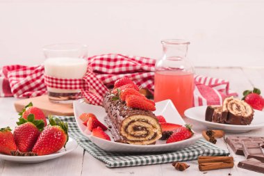 Çikolatalı rulo çilek ile. 