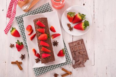 Çikolatalı rulo çilek ile. 