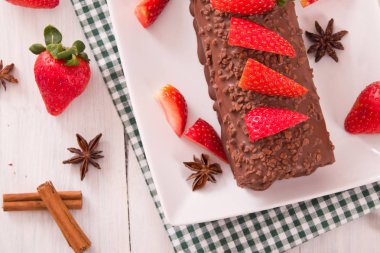 Çikolatalı rulo çilek ile. 