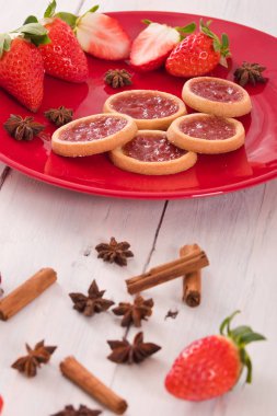 Kırmızı çanak üzerinde çilek tartlets. 