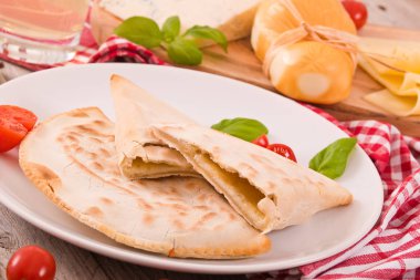 Cascione İtalyan gözleme beyaz çanak üzerinde. 