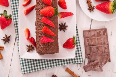 Çikolatalı rulo çilek ile. 