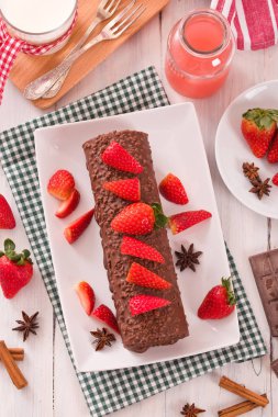 Çikolatalı rulo çilek ile. 