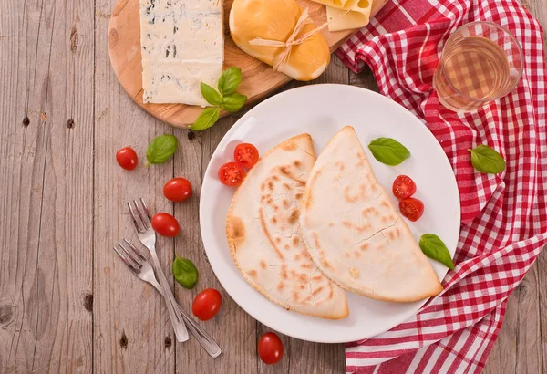Cascione Italské Chlebové Placky Bílé Misce — Stock fotografie
