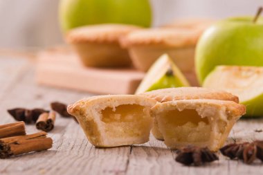 Elmalı turta ahşap tablo. 