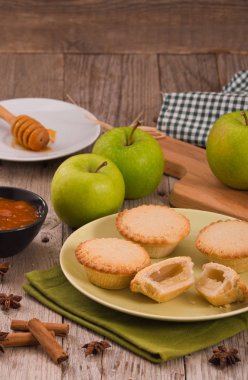 Elmalı turta ahşap tablo. 