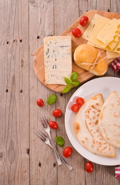 Cascione Italienisches Fladenbrot Auf Weißem Teller — Stockfoto