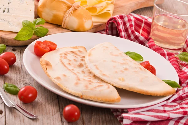 Cascione Italské Chlebové Placky Bílé Misce — Stock fotografie