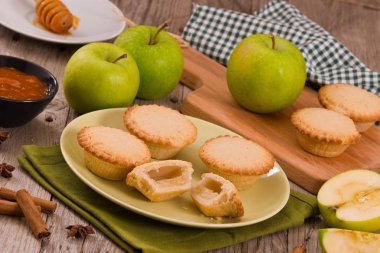 Elmalı turta ahşap masa üzerinde tarçın ile. 