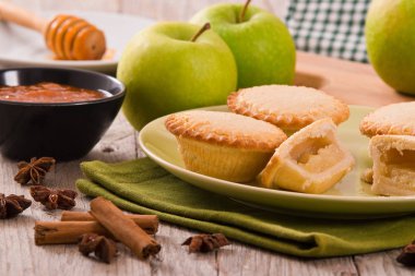 Elmalı turta ahşap masa üzerinde tarçın ile. 