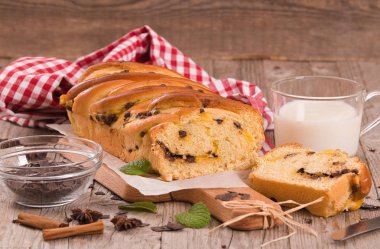 Çikolata parçaları ile börek. 