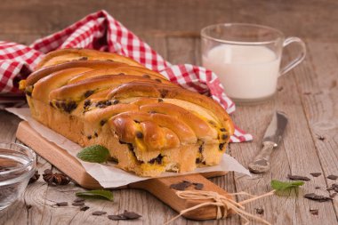 Çikolata parçaları ile börek. 
