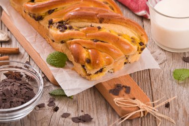 Çikolata parçaları ile börek. 