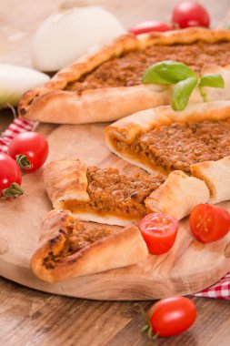 Türk pide pizza et ve soğan ile. 