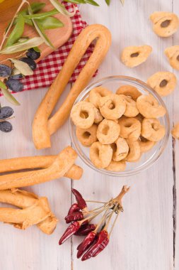 Ahşap masa üzerinde İtalyan taralli. 