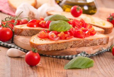 Fesleğen ve doğranmış domates Bruschetta ekmek. 