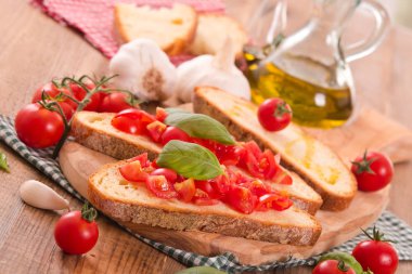 Fesleğen ve doğranmış domates Bruschetta ekmek. 