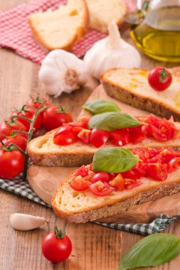 Fesleğen ve doğranmış domates Bruschetta ekmek. 