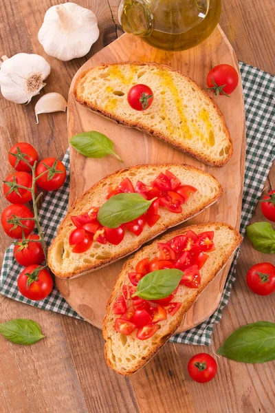 Bruschetta Bröd Med Basilika Och Hackade Tomater — Stockfoto