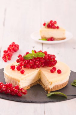 Somun cheesecake siyah çanak üzerinde. 