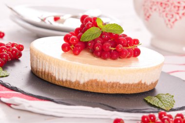 Somun cheesecake siyah çanak üzerinde. 