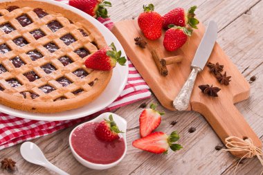 Beyaz çanak üzerinde çilekli Tart.