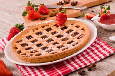 Beyaz çanak üzerinde çilekli Tart.