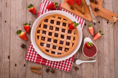 Beyaz çanak üzerinde çilekli Tart.