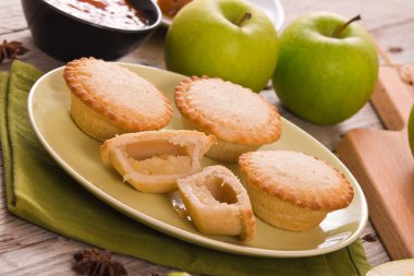 Elmalı turta yeşil çanak üzerinde. 