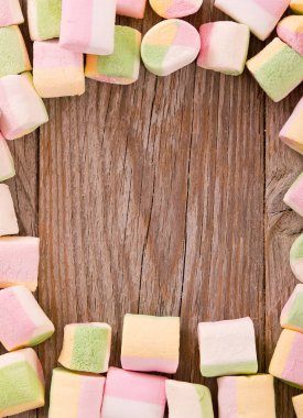 ahşap masa üstünde şekerleme. 