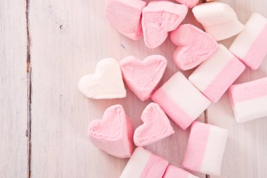 ahşap masa üstünde şekerleme. 