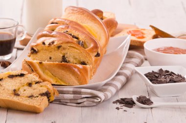 Çikolata parçaları ile börek. 