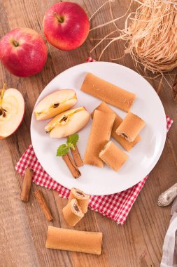 Bisküvi ile meyve doldurma. 