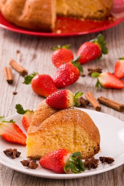 Çilekli kek üzerine kırmızı çanak. 