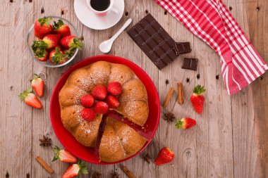 Çilekli kek üzerine kırmızı çanak. 