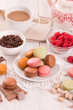 Beyaz çanak üzerinde renkli macarons. 