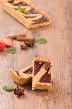 Tahta masada çilekli turta.. 