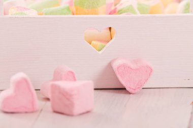 ahşap masa üstünde şekerleme. 