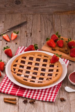 Beyaz çanak üzerinde çilekli Tart. 