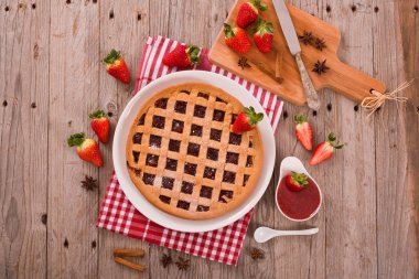 Beyaz çanak üzerinde çilekli Tart. 