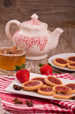 Beyaz çanak üzerinde çilek tartlets. 