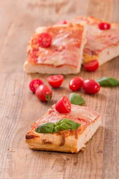 Pizza Italiana Con Formaggio Pomodori Basilico Fresco — Foto Stock