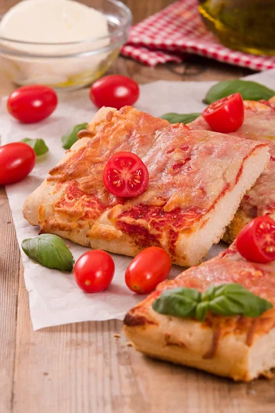 Italská Pizza Sýrem Rajčaty Čerstvou Bazalkou — Stock fotografie