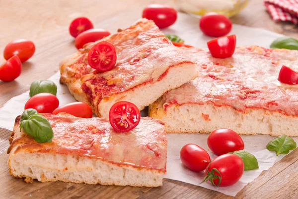 Italiaanse Pizza Met Kaas Tomaten Verse Basilicum — Stockfoto