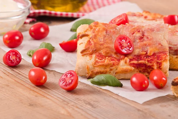 Italienische Pizza Mit Käse Tomaten Und Frischem Basilikum — Stockfoto