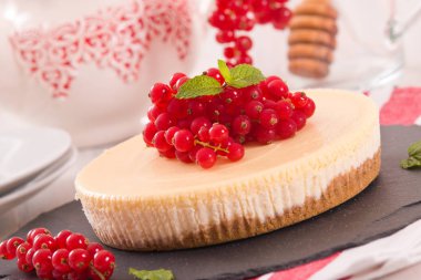 Somun cheesecake siyah çanak üzerinde. 