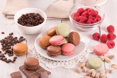 Beyaz çanak üzerinde renkli macarons. 
