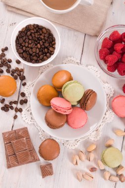 Beyaz çanak üzerinde renkli macarons. 